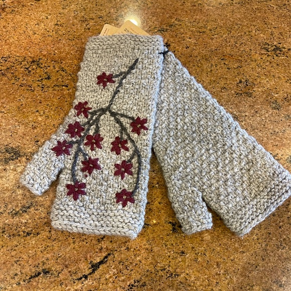 Andes Gifts Handmade Grey Floral Fingerless Gloves, Wrist Warmers & Headband main image 12